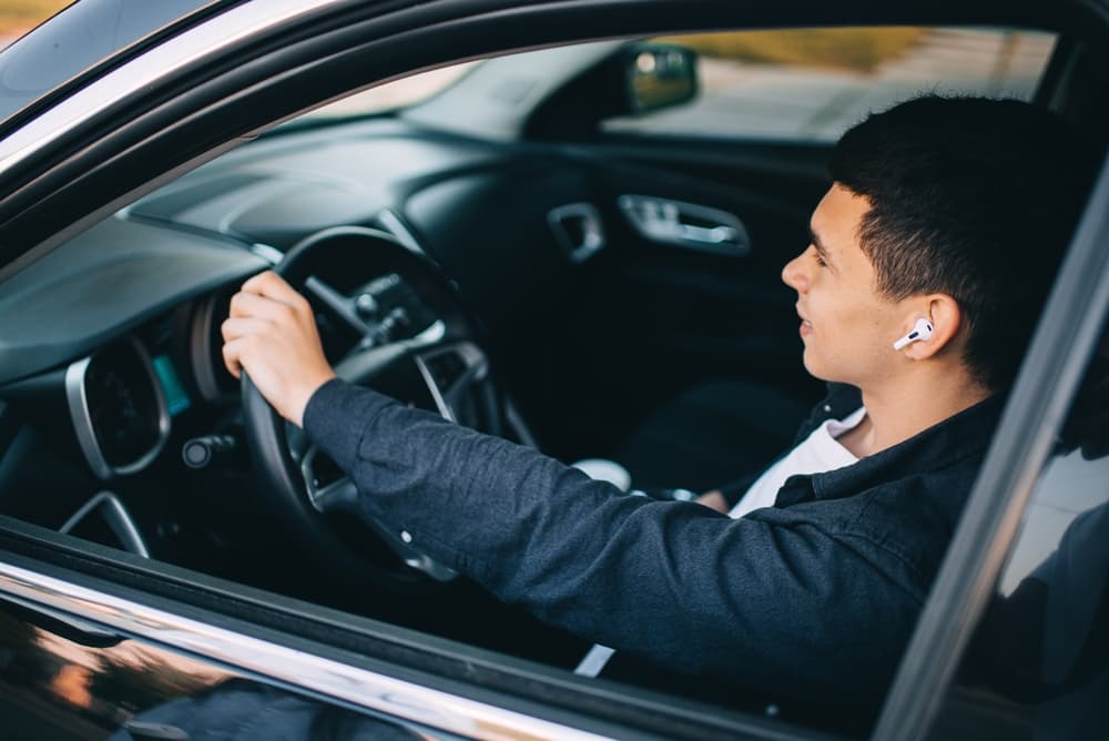 Est-il légal de porter des écouteurs en conduisant au Texas ?